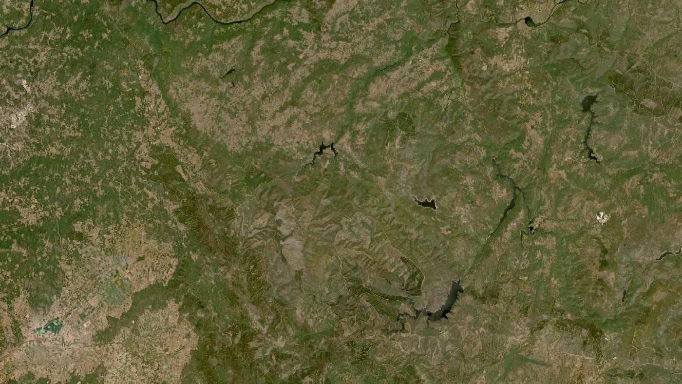 Imagen de satélite de la zona del incendio de chandrexa de queixa antes y después del fuego