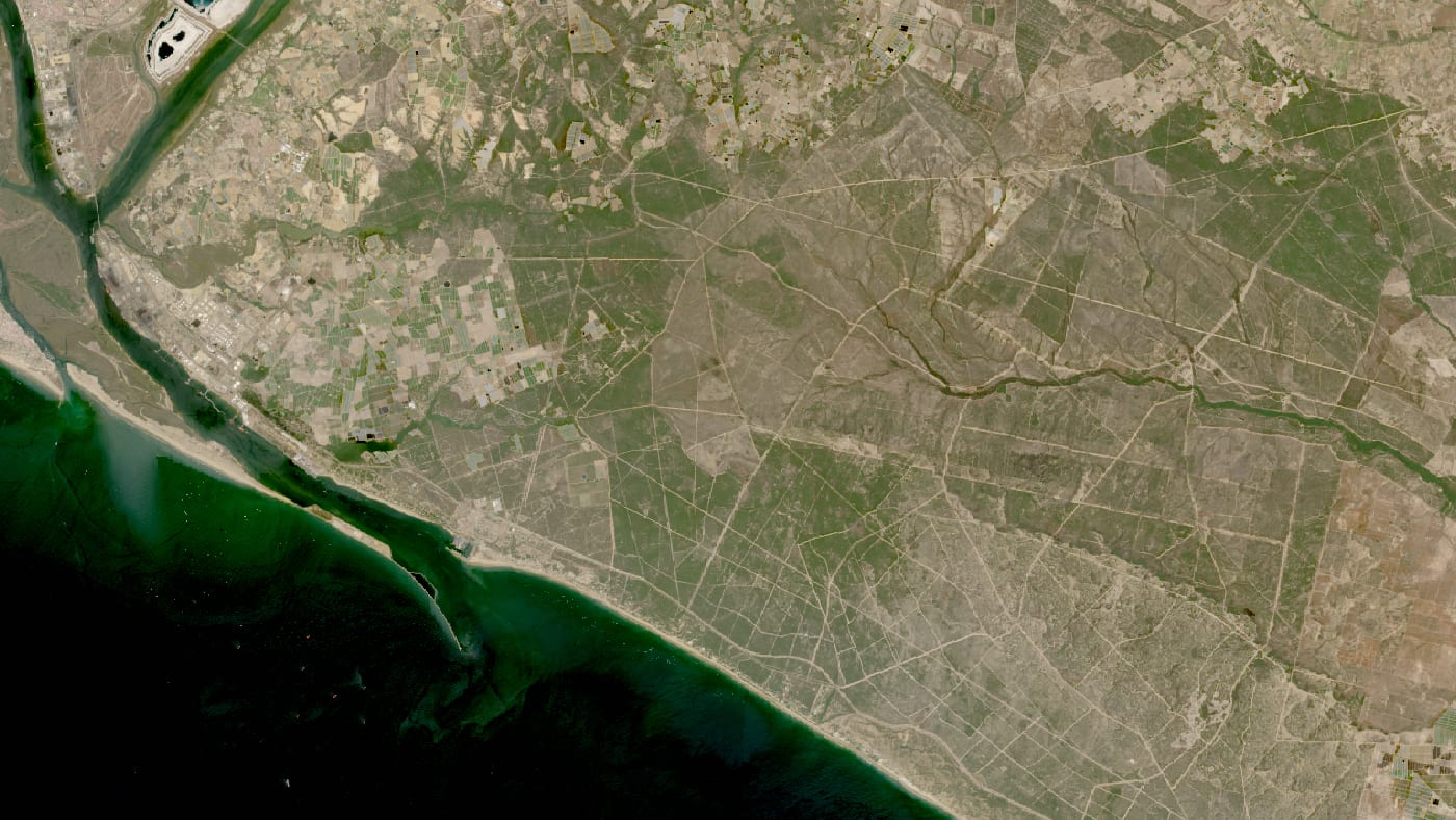 Imagen de satélite de la zona del incendio de moguer / doñana antes y después del fuego