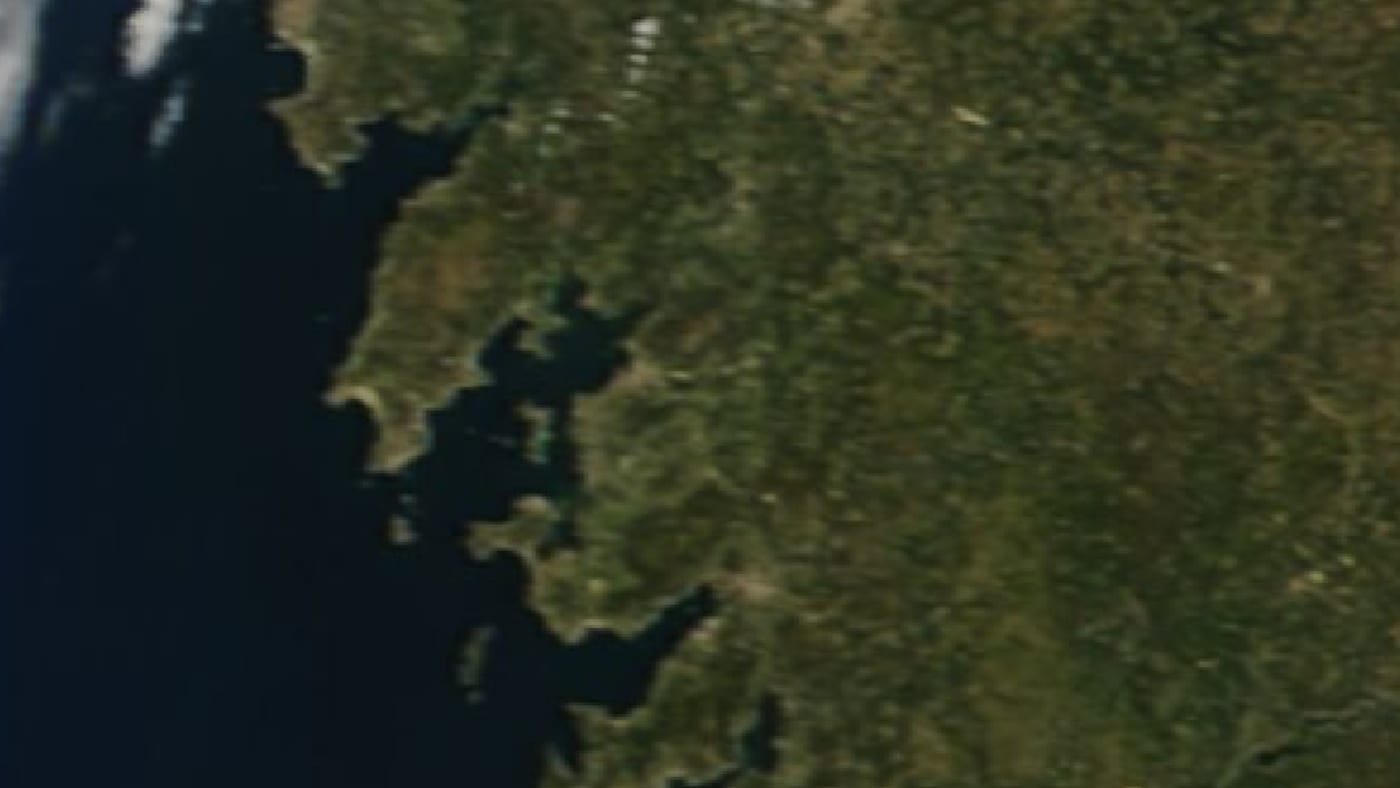 Imagen de satélite de la zona del incendio de ola de incendios de galicia (agosto 2006) antes y después del fuego