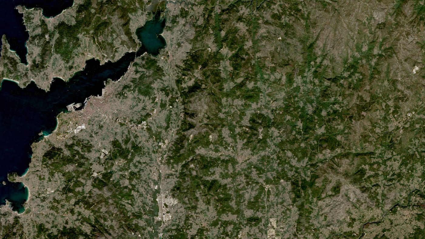 Imagen de satélite de la zona del incendio de ola de incendios de galicia (octubre 2017) antes y después del fuego