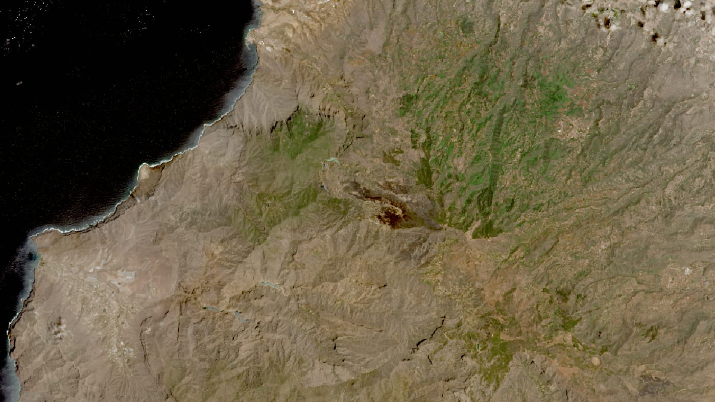 Imagem de satélite da zona do incêndio de gran canaria (valleseco-tejeda) antes e depois do fogo