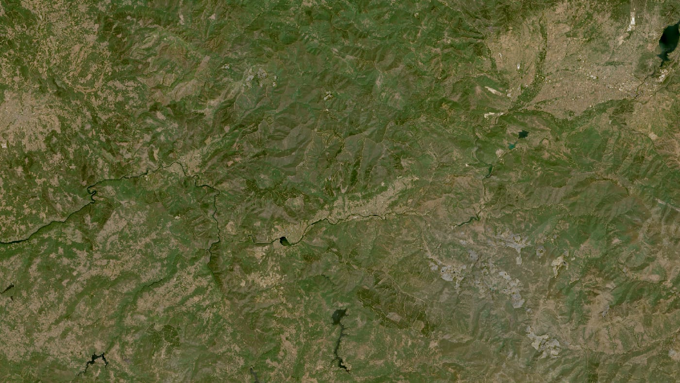 Imagen de satélite de la zona del incendio de larouco (valdeorras) antes y después del fuego