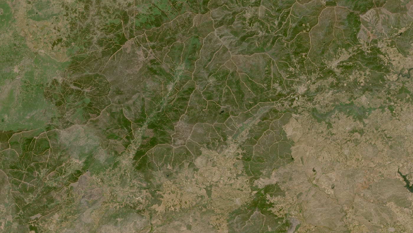 Imagen de satélite de la zona del incendio de las hurdes / sierra de gata antes y después del fuego