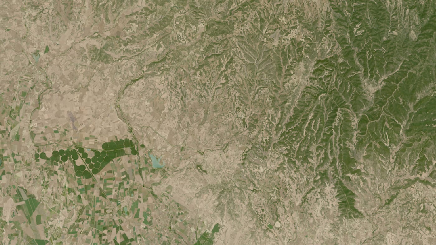Imagem de satélite da zona do incêndio de luna (cinco villas) antes e depois do fogo