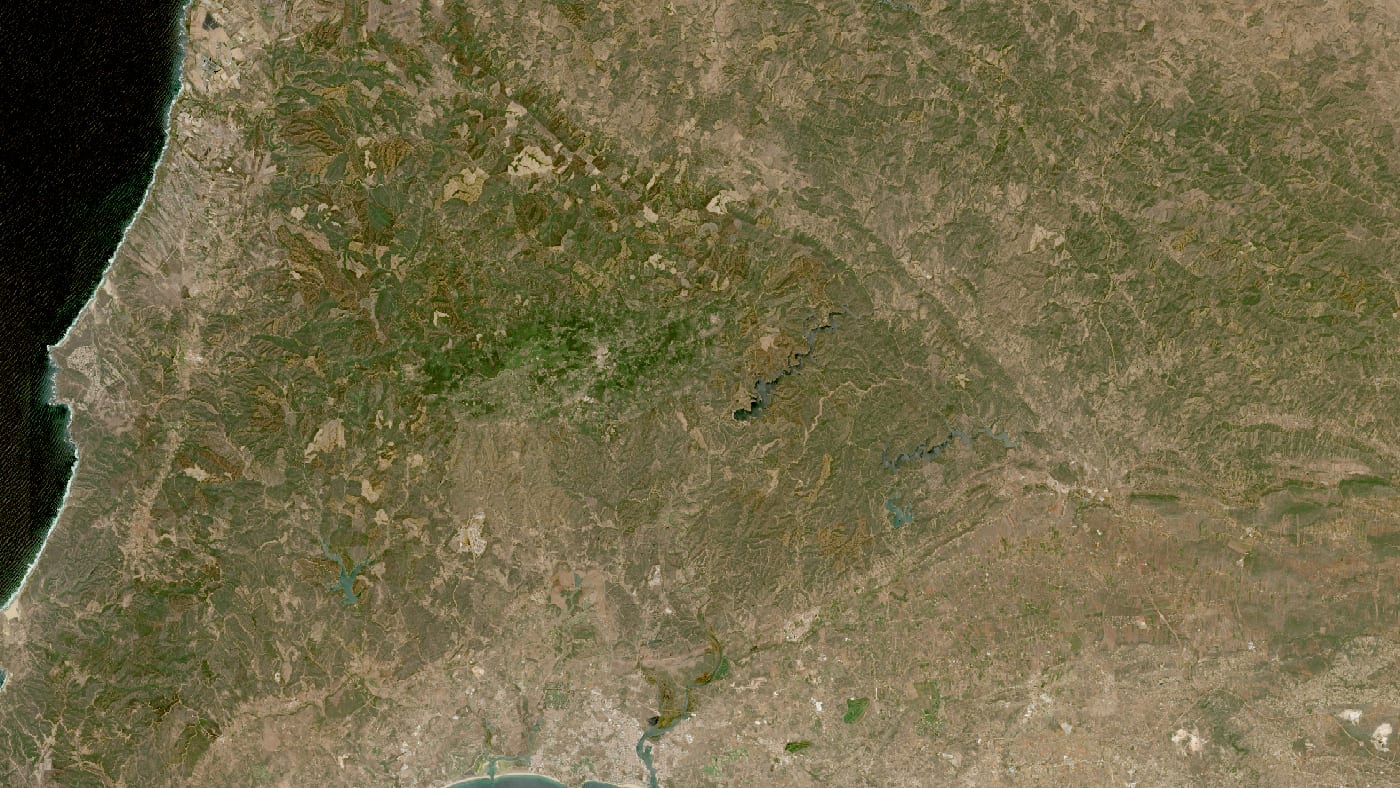 Imagem de satélite da zona do incêndio de monchique antes e depois do fogo