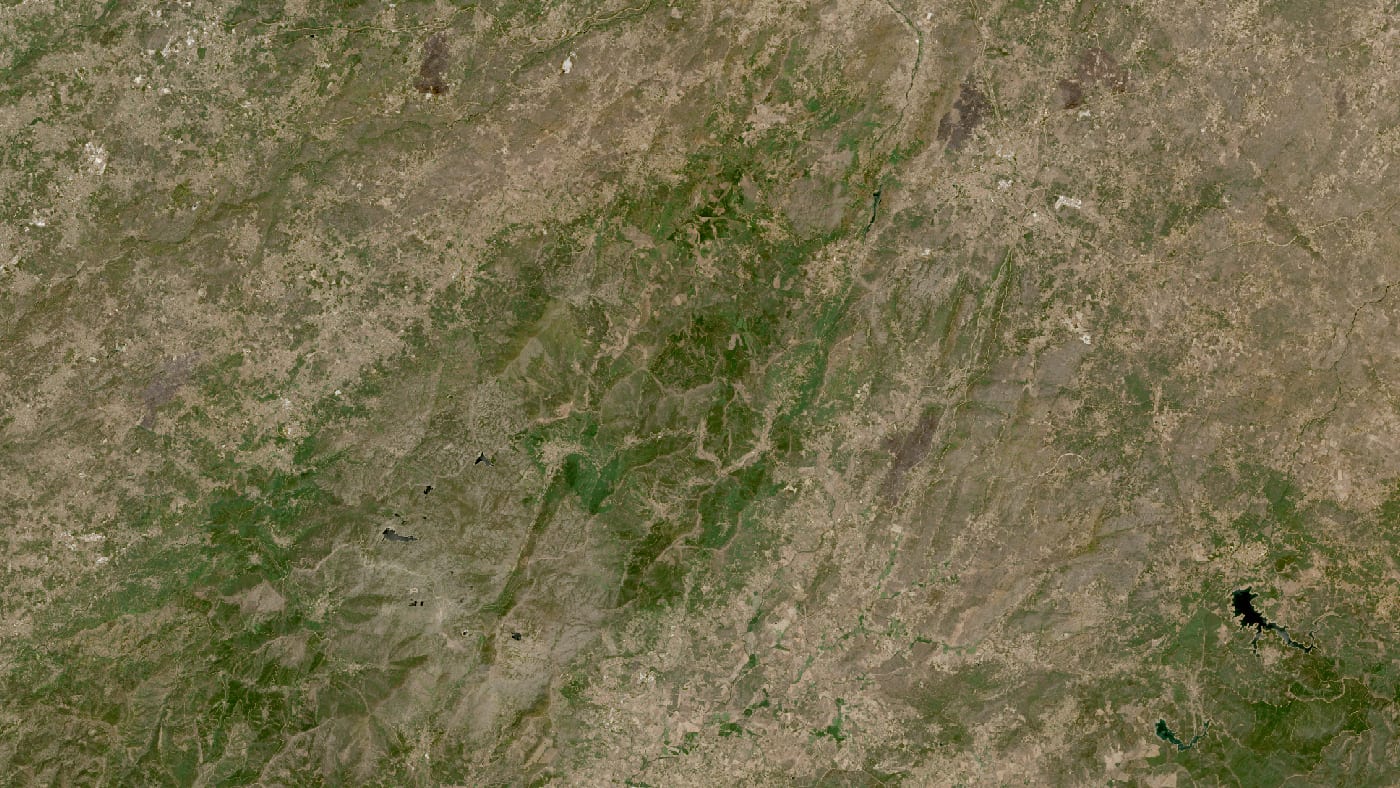 Imagen de satélite de la zona del incendio de serra da estrela (covilhã / manteigas) antes y después del fuego
