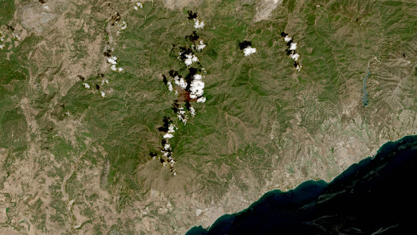 Imagen de satélite de la zona del incendio de sierra bermeja antes y después del fuego