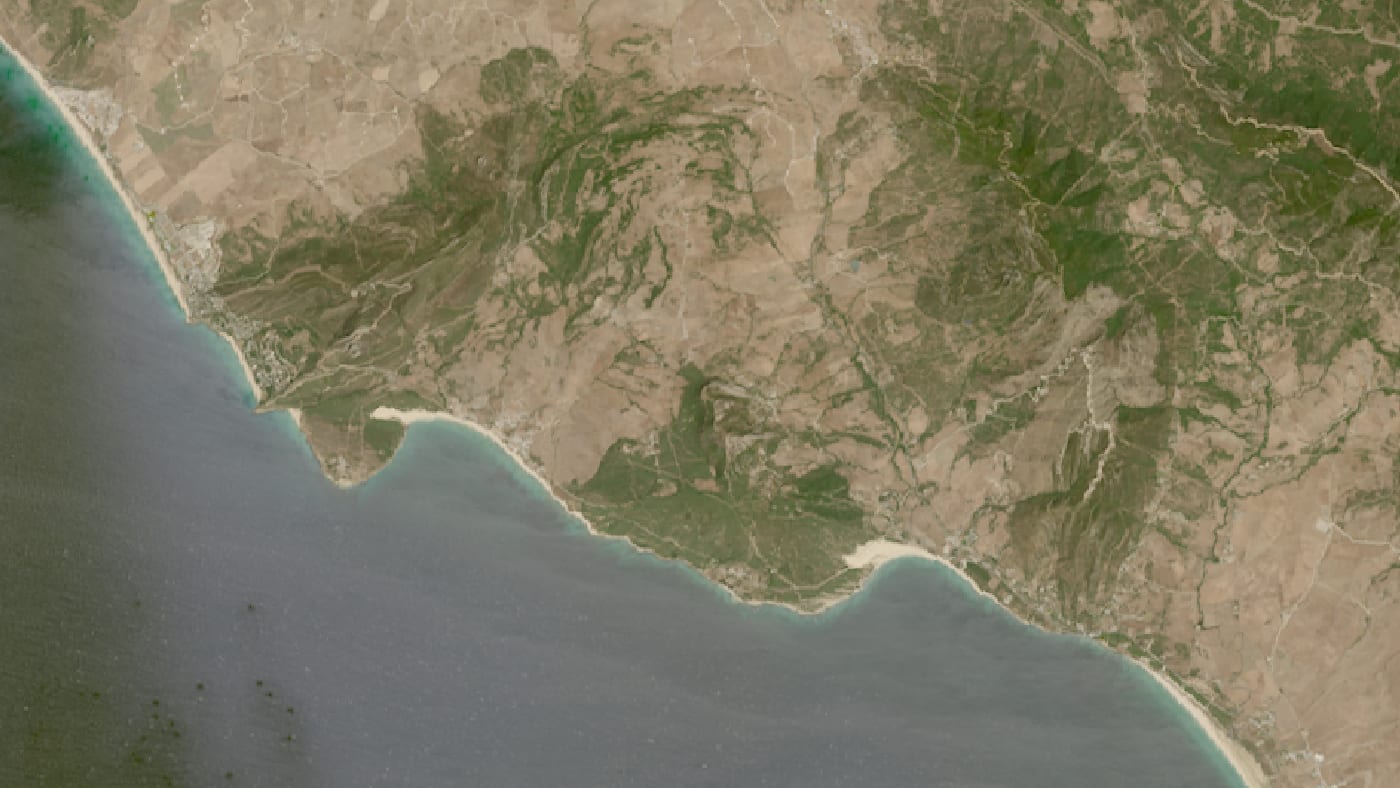Imagen de satélite de la zona del incendio de tarifa (la peña y atlanterra) antes y después del fuego