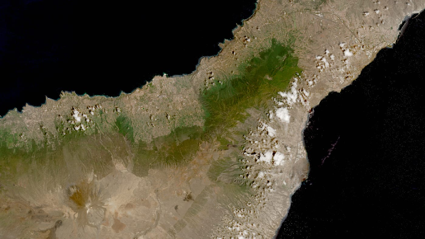 Imagem de satélite da zona do incêndio de tenerife (arafo-candelaria) antes e depois do fogo