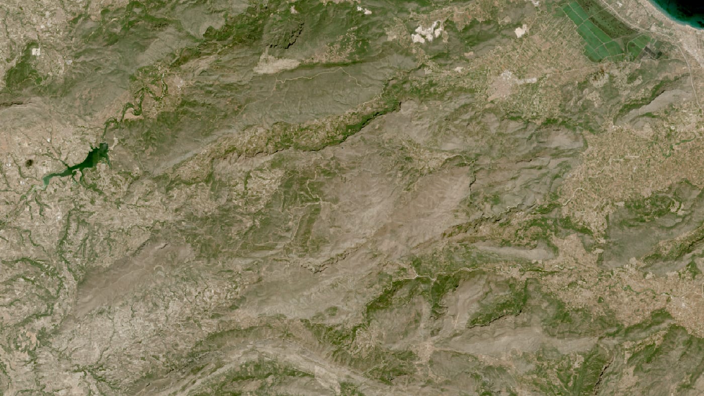 Imagen de satélite de la zona del incendio de vall d'ebo antes y después del fuego