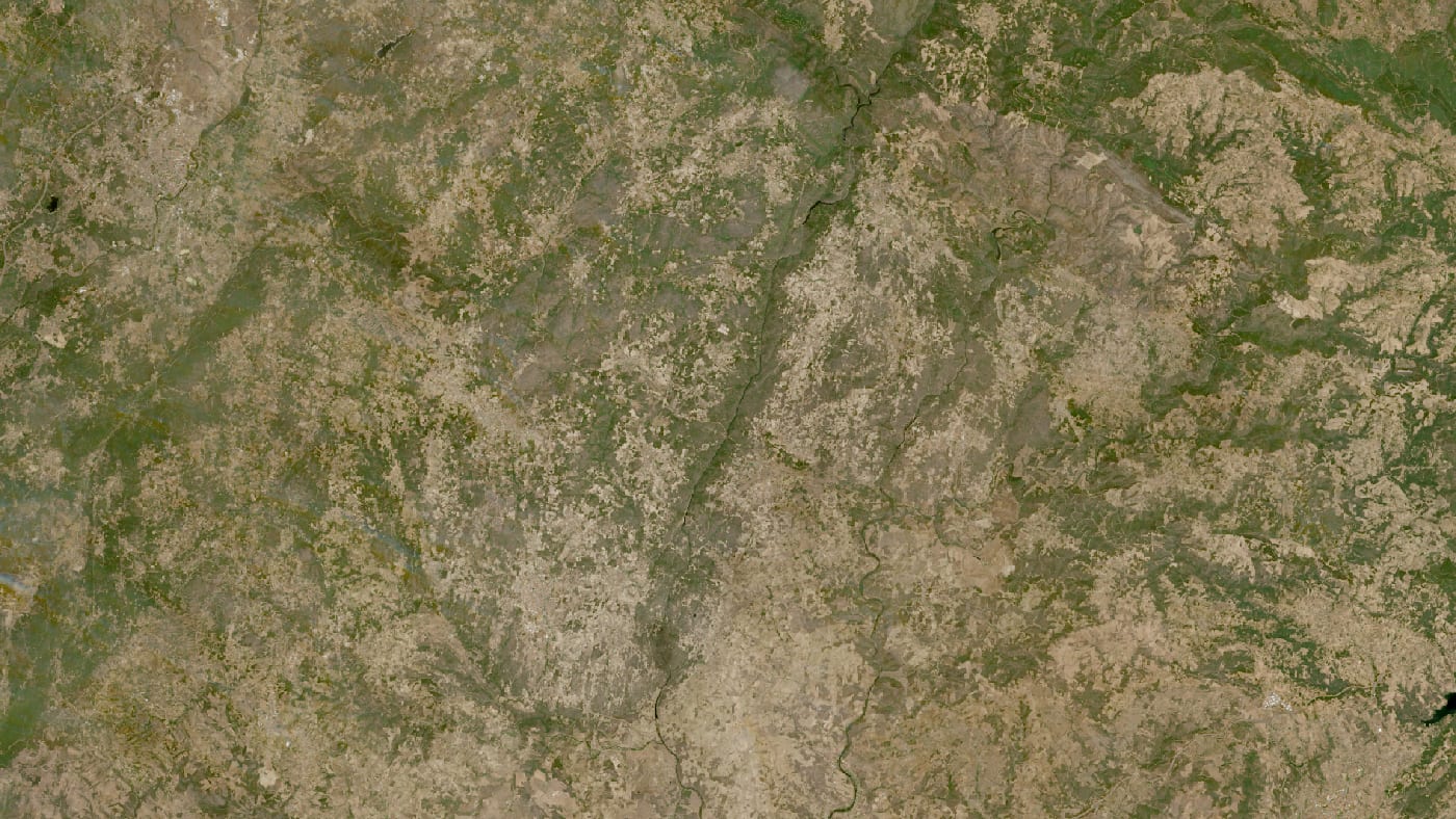 Imagen de satélite de la zona del incendio de valpaços (ervões) / mirandela antes y después del fuego