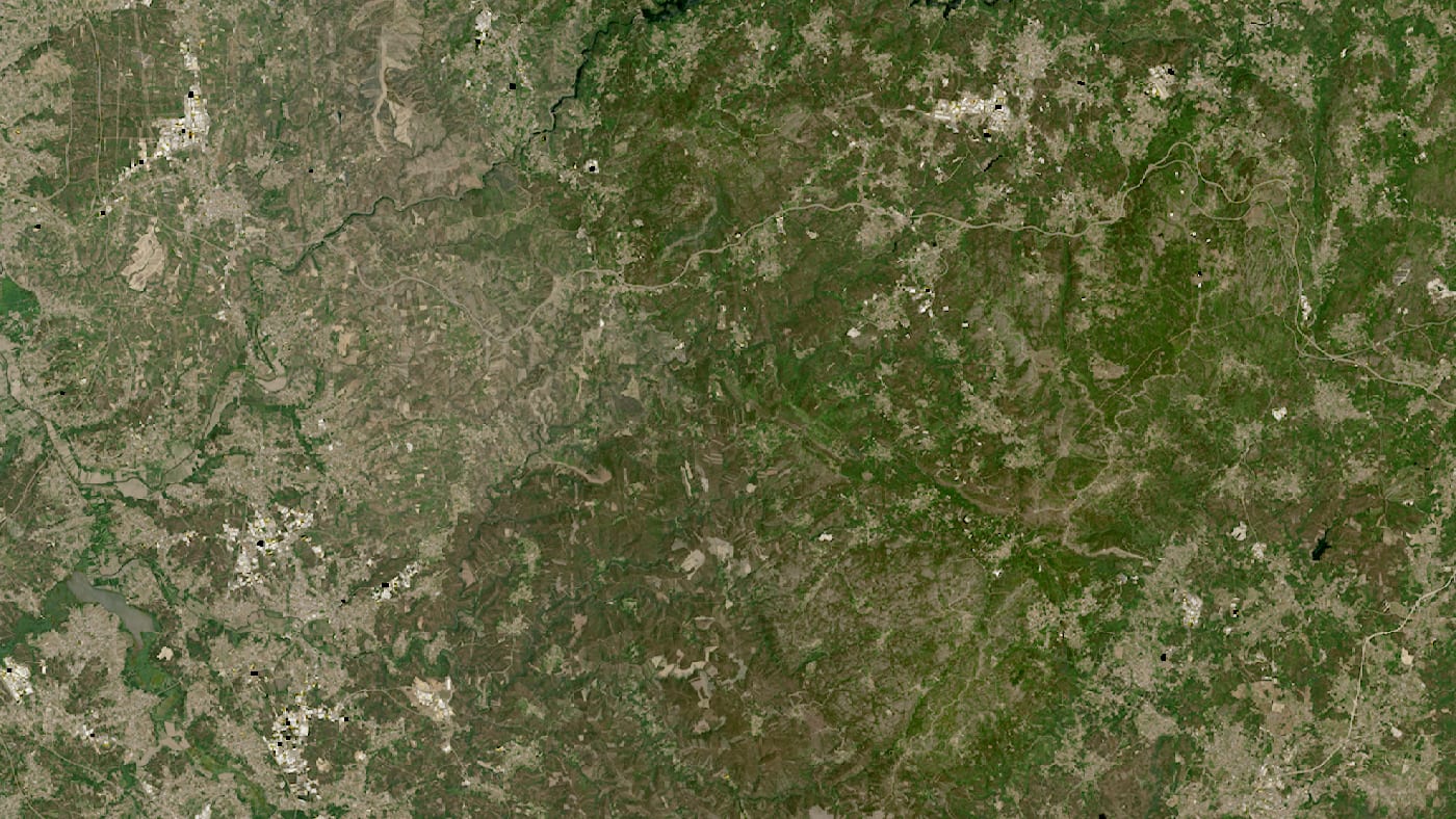 Imagem de satélite da zona do incêndio de vouzela (cambra / caramulo) antes e depois do fogo